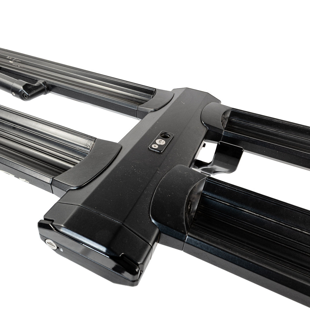 Portabicicletas de plataforma con doble trinquete y luces LED Kuat Piston Pro X de 2" con Kashima - 2 bicicletas - Gris galaxia - USADO